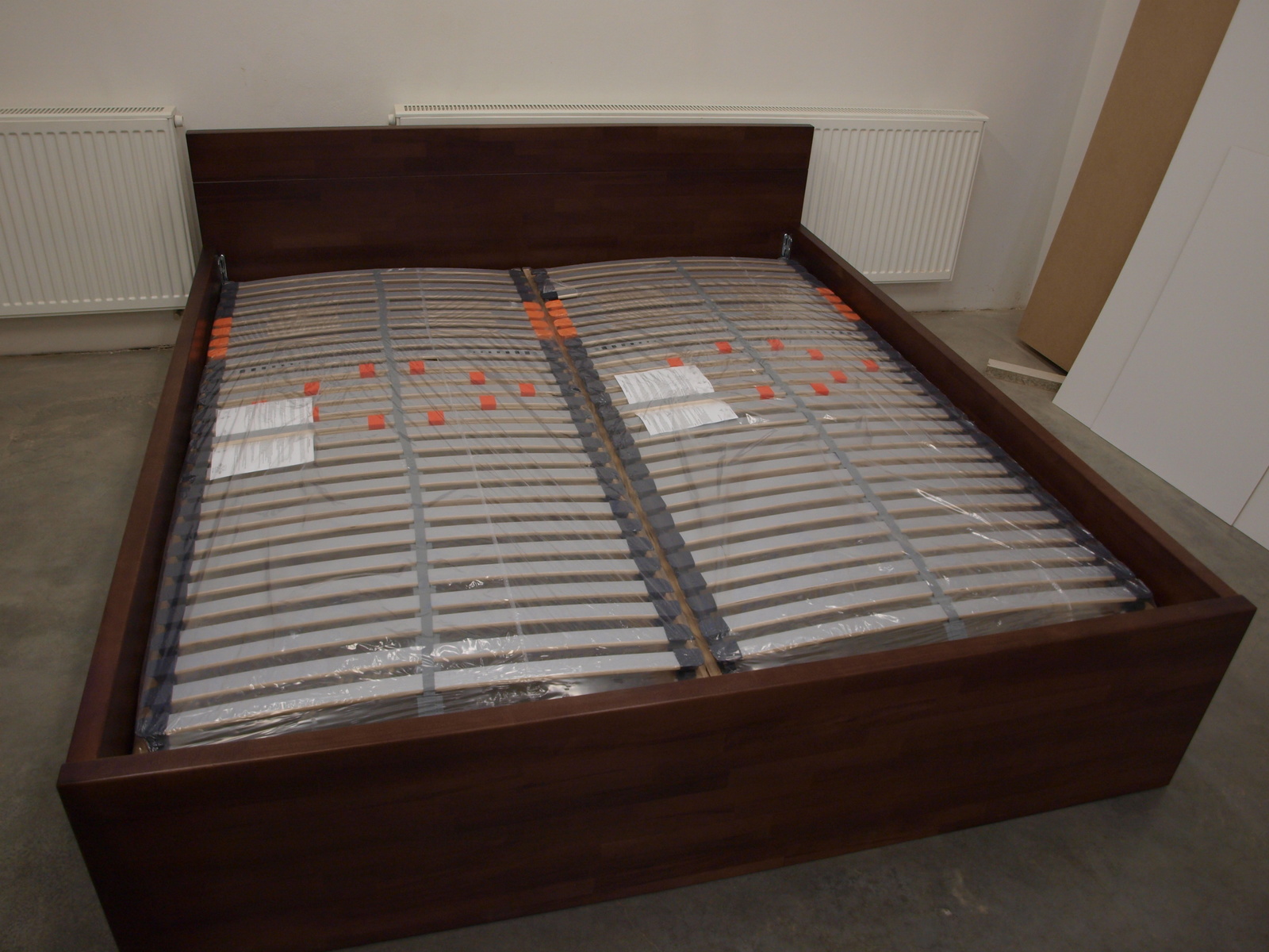 masivní postel s lamelovým roštem truhlářství Michal Pysk
