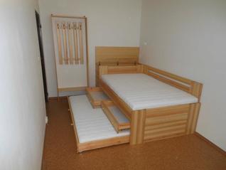 Masivní postel s přistýlkou a úložným prostorem
